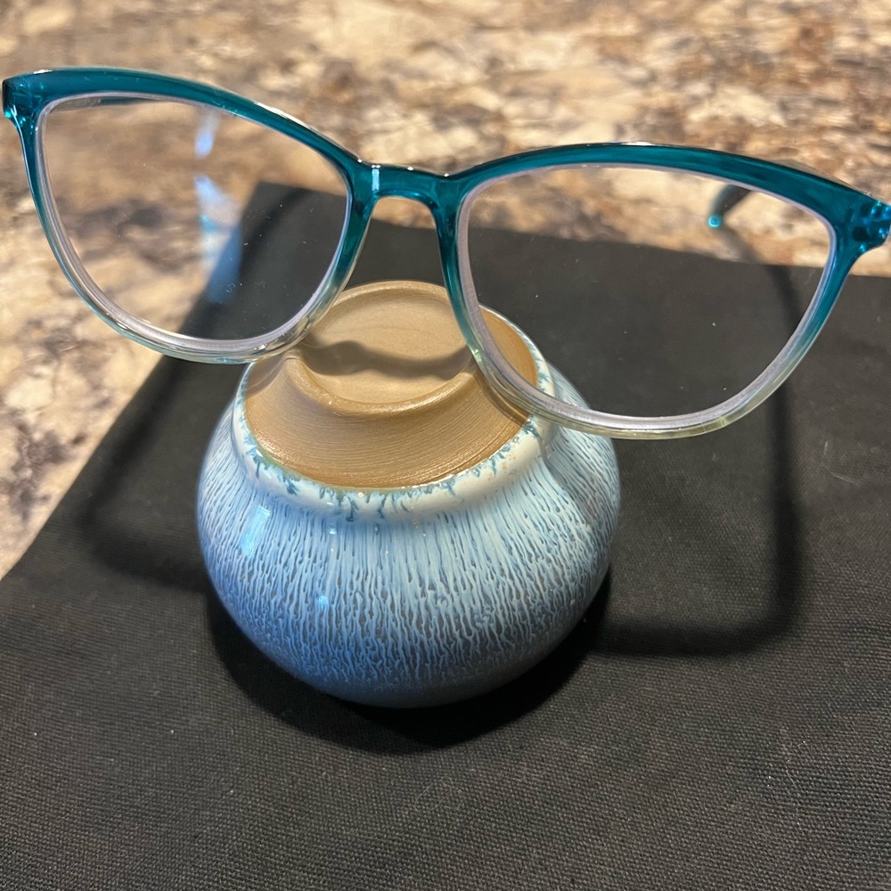 NWOT! Peepers Reading Glasses +2.00 comes with case…